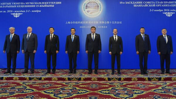Премьер-министр РК Бакытжан Сагинтаев во время совместного фотографирования глав делегаций государств - членов Шанхайской организации сотрудничества (ШОС) в Бишкеке - Sputnik Казахстан