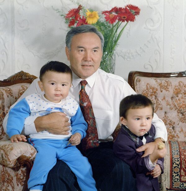 Нурсултан Назарбаев с внуками - Sputnik Казахстан