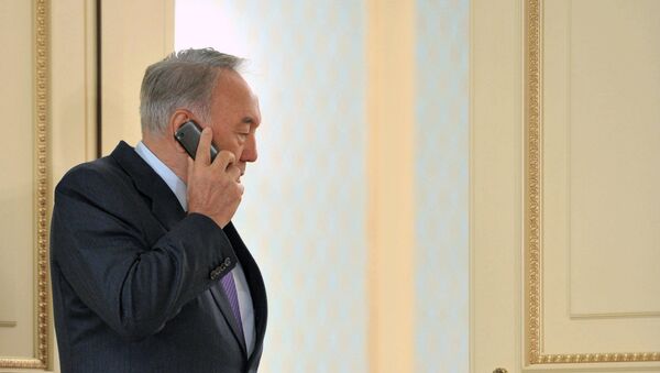 Нурсултан Назарбаев разговаривает по телефону, архивное фото - Sputnik Казахстан