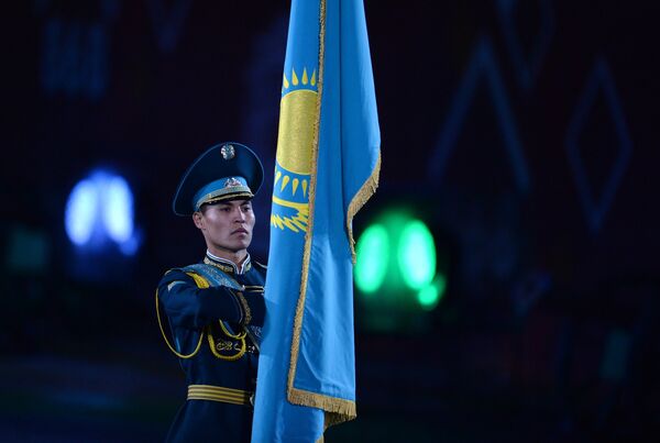 Архивное фото знаменосца роты почетного караула и оркестра президентского полка Айбын - Sputnik Казахстан