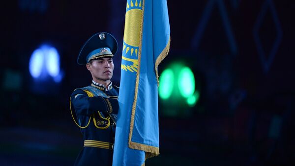 Архивное фото знаменосца роты почетного караула и оркестра президентского полка Айбын  - Sputnik Казахстан