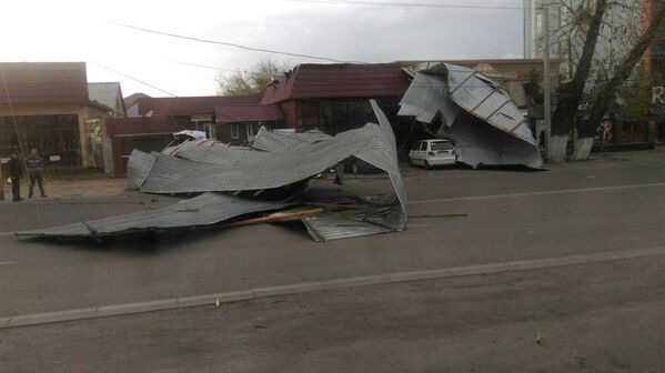 Сорванные ураганным ветром металлические конструкции в Таразе - Sputnik Казахстан