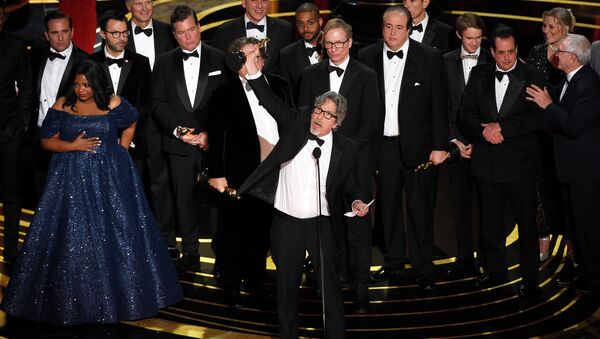 Питер Фаррелли, в центре, а также актеры и съемочная группа Зеленой книги получают награду за лучшую картину на Оскаре в воскресенье, 24 февраля 2019 года, в театре Dolby в Лос-Анджелесе - Sputnik Казахстан