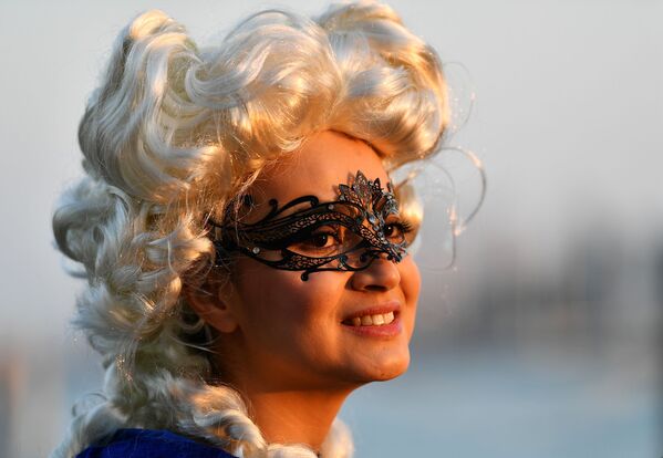 Женщина в маске в день открытия Венецианского карнавала - Sputnik Казахстан