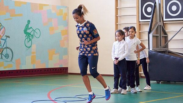 Аида Гайстенова на тренировки во время спортивной акции Футбол –детям - Sputnik Казахстан