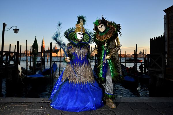 Участники карнавала в Венеции - Sputnik Казахстан