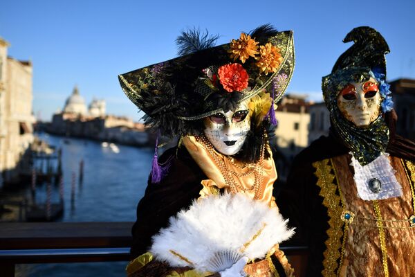 Участники карнавала в Венеции - Sputnik Казахстан