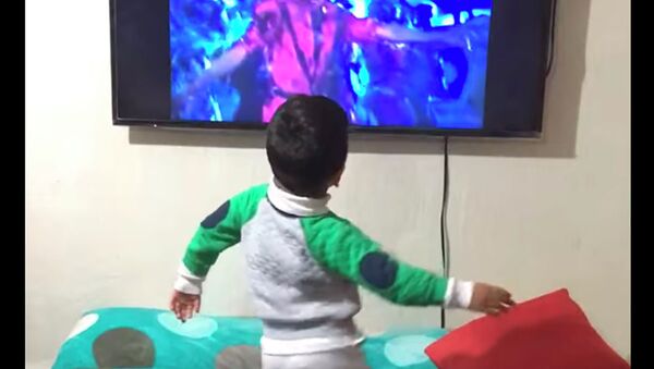 Малыш обалденно танцует под хит Майкла Джексона - видео - Sputnik Казахстан