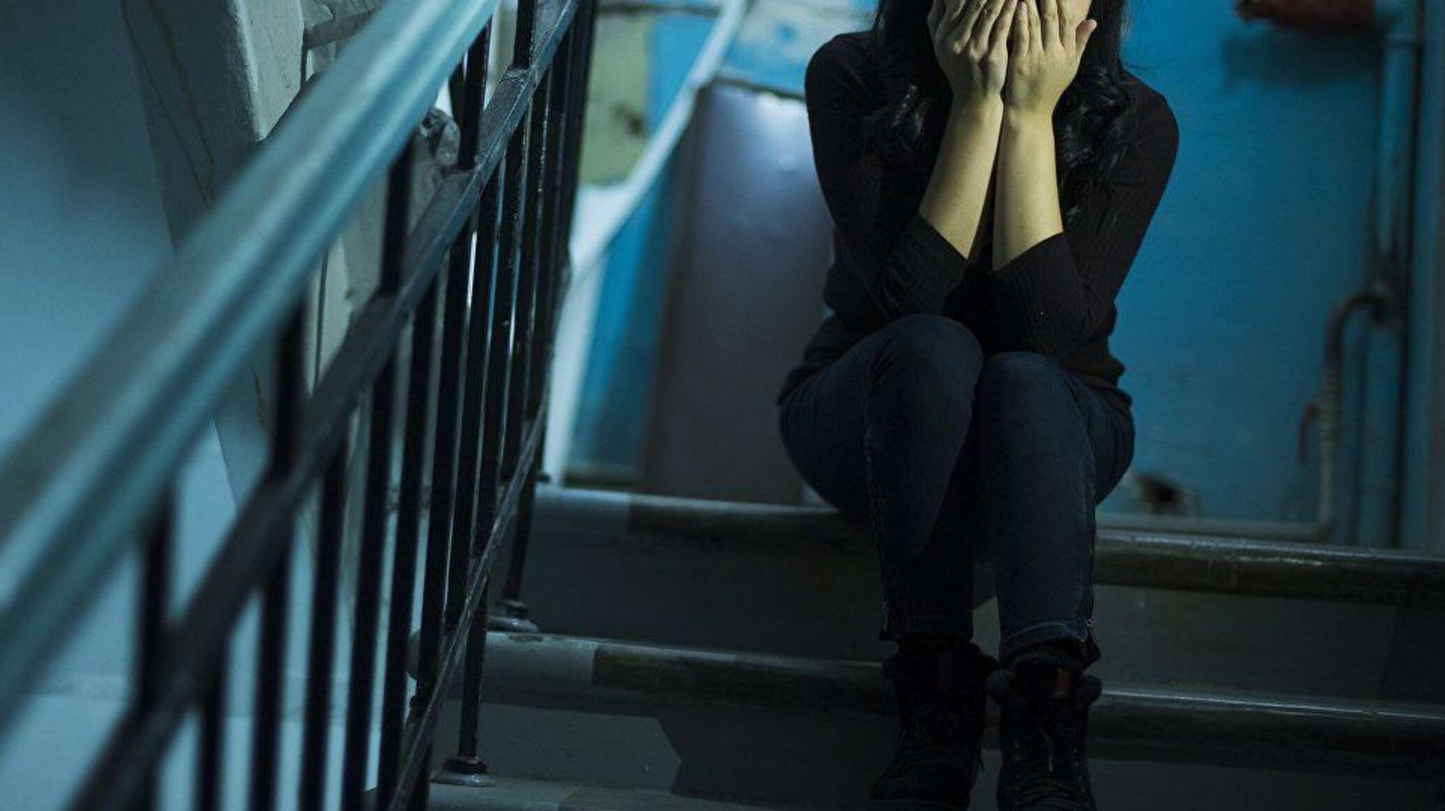 Үлкен кеуделі жалаңаш қыз жыныстық қатынасқа түседі