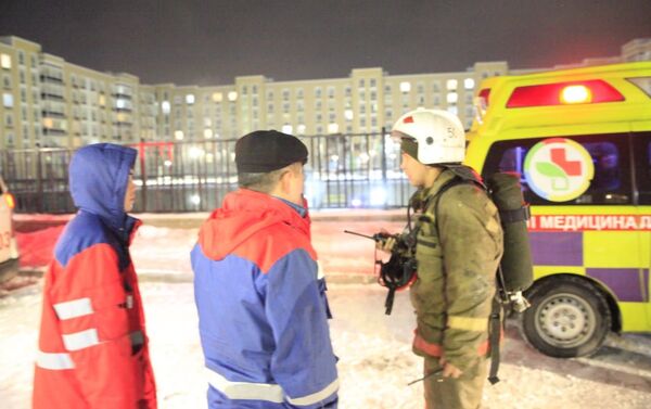 Столичные пожарные спасли из горящей многоэтажки 25 человек, из них 10 детей  - Sputnik Казахстан