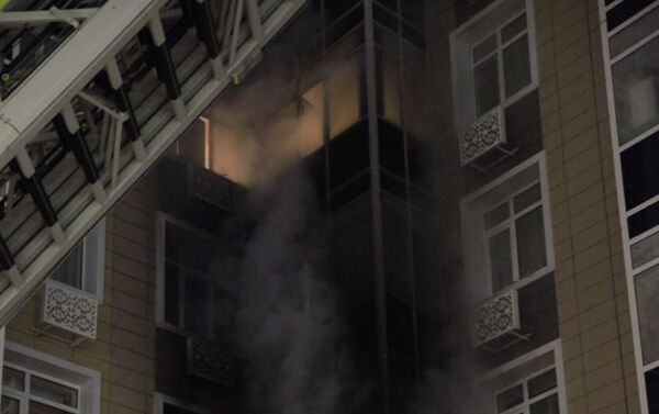 Столичные пожарные спасли из горящей многоэтажки 25 человек, из них 10 детей  - Sputnik Казахстан