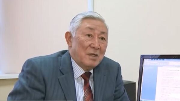 Тлеукабыл Мынжасар: В 90-е мы снимали свои сюжеты на камеры VHS. Оказывается, за границей этот формат использовался для любительской видеосъемки. Поскольку компьютеров тогда еще не было, тексты писали от руки, а затем отдавали на печать машинисткам.   - Sputnik Қазақстан