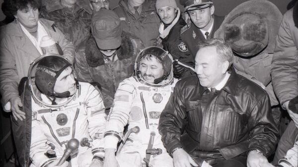 Нұрсұлтан Назарбаев ғарышкерлер Талғат Мұсабаев, Юрий Малеченко, Ульф Мербольдты қарсы алды  - Sputnik Қазақстан