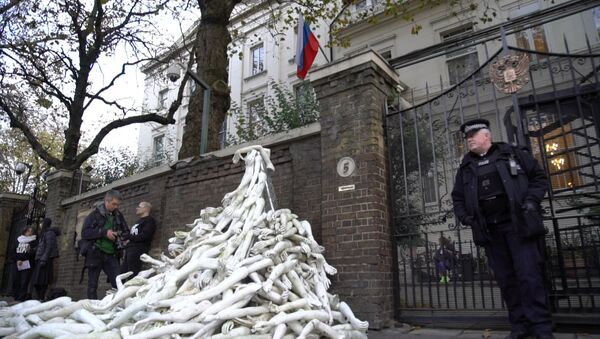 Протестующие у посольства РФ в Лондоне соорудили пирамиду из пластиковых рук - Sputnik Казахстан