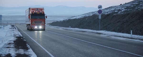 Автомобиль на трассе. архивное фото Автомобиль на трассе. архивное фото - Sputnik Казахстан