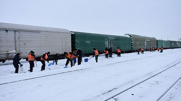Железнодорожники убирают снег - Sputnik Қазақстан