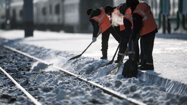 Рабочие очищают железнодорожный путь, архивное фото - Sputnik Казахстан