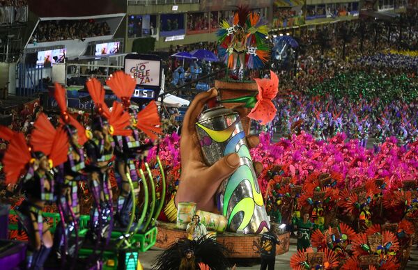 Участники из школы Grande Rio на карнавале в Рио-де-Жанейро, Бразилия - Sputnik Казахстан
