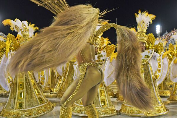 Участники из школы Viradouro на карнавале в Рио-де-Жанейро, Бразилия - Sputnik Казахстан