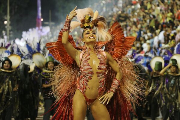 Участница Juliana Paes из школы Grande Rio Samba на карнавале в Рио-де-Жанейро, Бразилия - Sputnik Казахстан