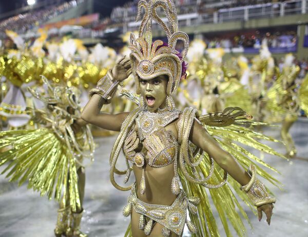 Участники из школы Viradouro на карнавале в Рио-де-Жанейро, Бразилия - Sputnik Казахстан