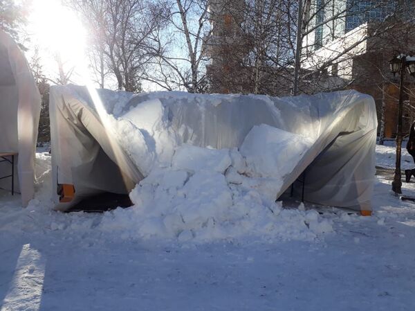 Металлические юрты проломились под тяжестью снега на Арбате в Астане Металлические юрты проломились под тяжестью снега на Арбате в Астане - Sputnik Казахстан