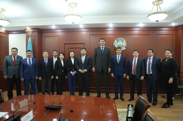 Фотофакт: легендарный баскетболист из Монголии приехал в Казахстан - Sputnik Казахстан