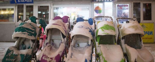 Коляски, засыпанные снегом - Sputnik Казахстан