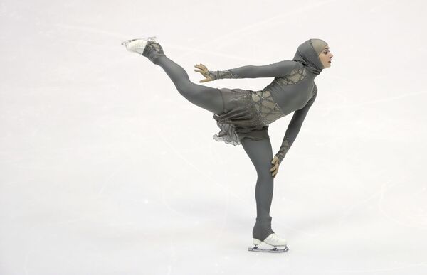 Спортсменка из ОАЭ Захра Лари на соревнованиях по фигурному катанию Зимних Азиатских игр в Саппоро - Sputnik Казахстан