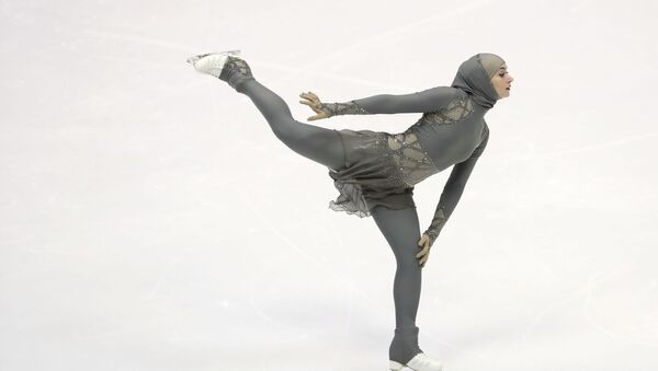 Спортсменка из ОАЭ Захра Лари на соревнованиях по фигурному катанию Зимних Азиатских игр в Саппоро - Sputnik Казахстан