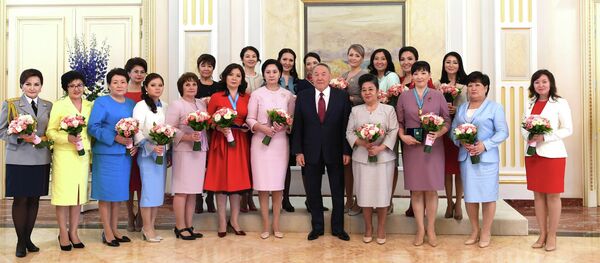 Материнство - это подвиг - Назарбаев поздравил казахстанок с 8 марта - Sputnik Казахстан