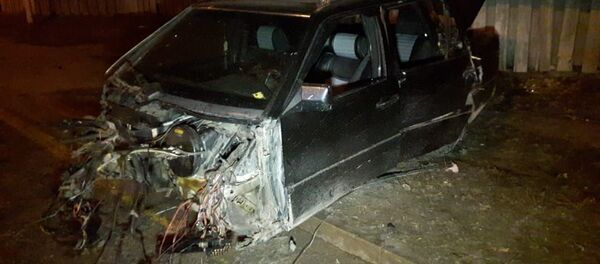 Переднюю часть автомобиля вырвало от столкновения с деревьями - Sputnik Казахстан