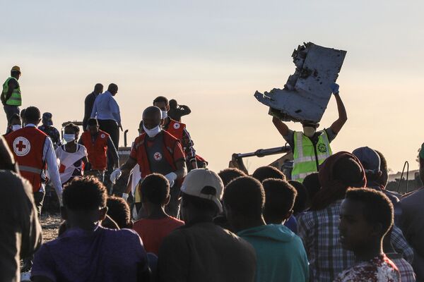 Люди с обломками самолета на месте авиакатастрофы Ethiopian Airlines  - Sputnik Казахстан