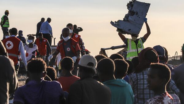 Люди с обломками самолета на месте авиакатастрофы Ethiopian Airlines  - Sputnik Казахстан