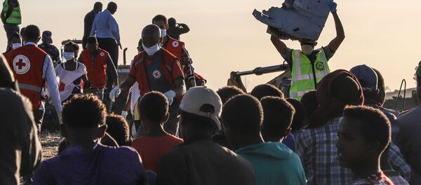 Люди с обломками самолета на месте авиакатастрофы Ethiopian Airlines Люди с обломками самолета на месте авиакатастрофы Ethiopian Airlines - Sputnik Казахстан