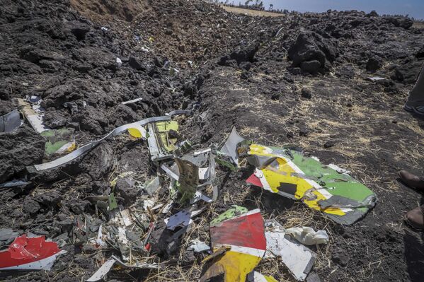 Обломки на месте крушения самолета авиакомпании Ethiopian Airlines - Sputnik Казахстан
