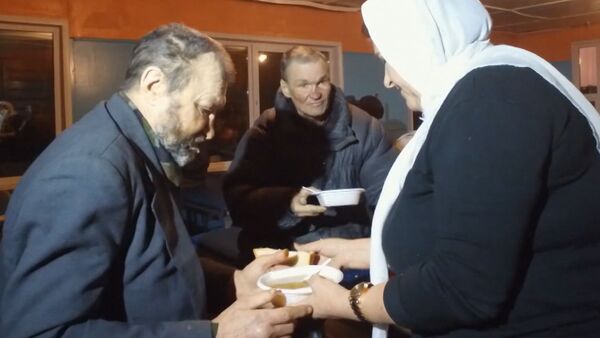 Жительница Казахстана бесплатно кормит бездомных - Sputnik Казахстан