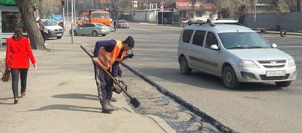 Автокөлік екі жол жұмысшысын қағып кетті Автокөлік екі жол жұмысшысын қағып кетті - Sputnik Қазақстан