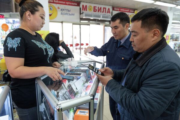 Украли - найдем: полиция призывает казахстанцев заявлять о краденых смартфонах - Sputnik Казахстан
