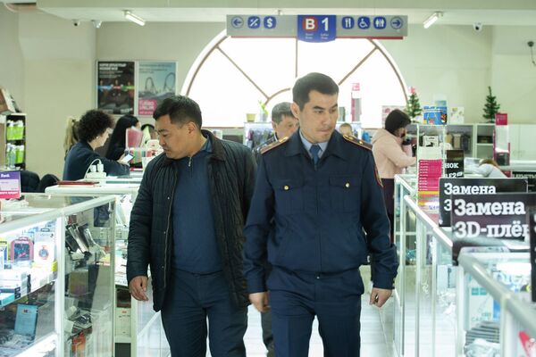 Украли - найдем: полиция призывает казахстанцев заявлять о краденых смартфонах - Sputnik Казахстан