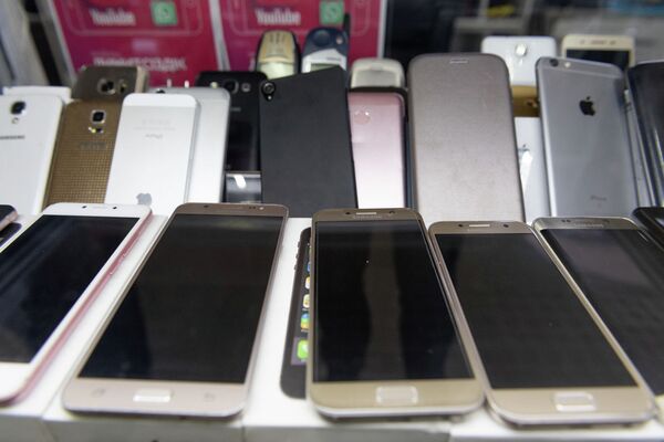 Украли - найдем: полиция призывает казахстанцев заявлять о краденых смартфонах - Sputnik Казахстан