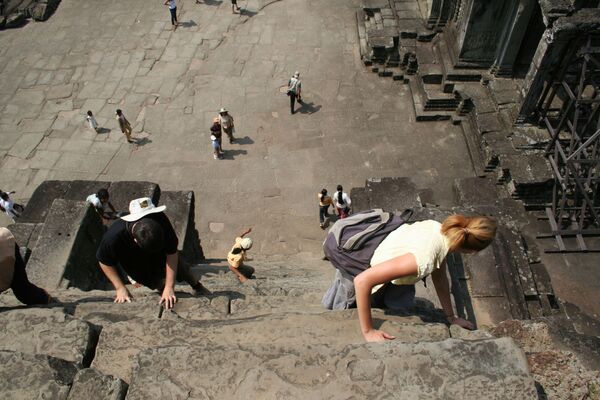 Лестница с уклоном 70 градусов в храмовом комплексе Ангкор-Ват, Камбоджа - Sputnik Казахстан