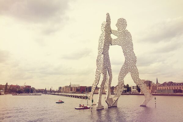 Скульптурная композиция Молекулярный человек на реке Шпрее в Берлине - Sputnik Казахстан