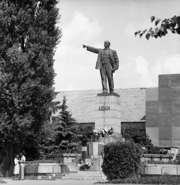 Влюбленные на свидании у памятнику Ленину в городе Белая Церковь, Украинская ССР, 1983 год - Sputnik Казахстан
