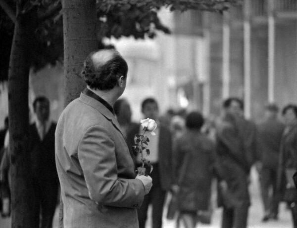 Мужчина с розой на центральной улице Одессы, Украинская ССР. 1970 год - Sputnik Казахстан