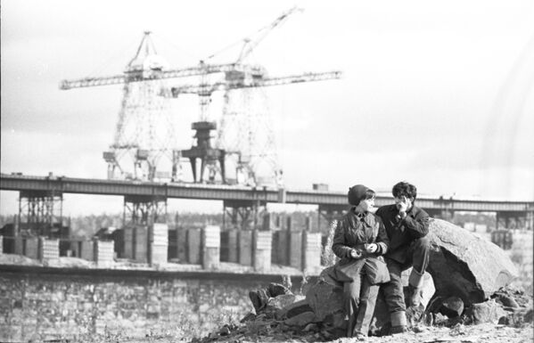 Строители Усть-Илимской ГЭС после работы, 1974 год - Sputnik Казахстан