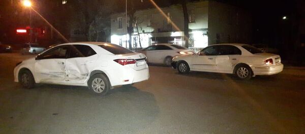 Мерседес выехал на улицу одностороннего движения и устроил массовую аварию Мерседес выехал на улицу одностороннего движения и устроил массовую аварию - Sputnik Казахстан