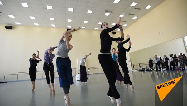 Почувствуй себя балериной: необычная экскурсия в закулисье театра Астана Балет - видео - Sputnik Казахстан