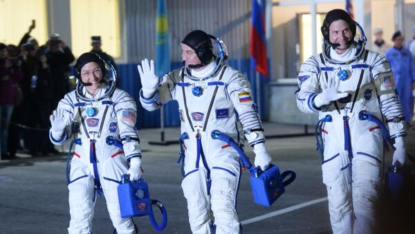 Члены основного экипажа 59/60-й экспедиции на МКС астронавт NASA Кристина Кох, космонавт Роскосмоса Алексей Овчинин и астронавт NASA Ник Хейг (слева направо)  - Sputnik Казахстан