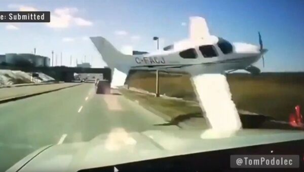 Самолет во время аварийной посадки едва не задел крылом автомобиль - Sputnik Казахстан